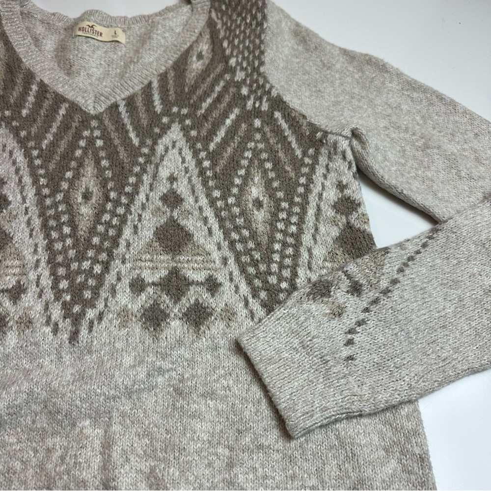 Hollister V-Neck Sweater in Light Gray with Pattern - Picture 3 of 11
